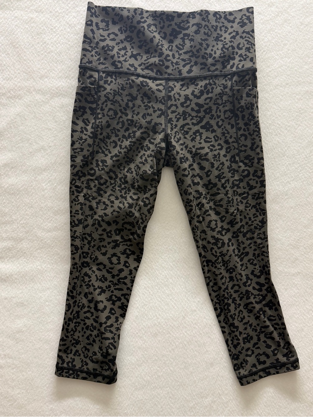 Athleta Salutation ll Capri Leopard Print Leggings - Black/Gray Size-Small - Picture 1 of 7